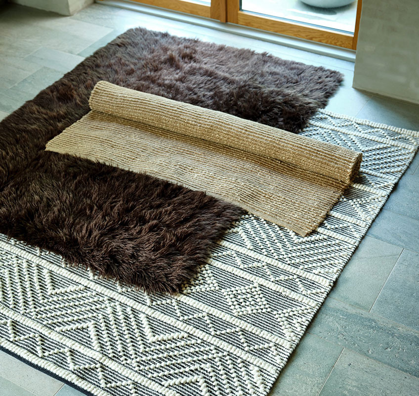 Brown STORMHATT rug, patterned VANDMYNTE rug and jute GLORIOSA rug Brown rug, patterned rug and jute rug on the floor