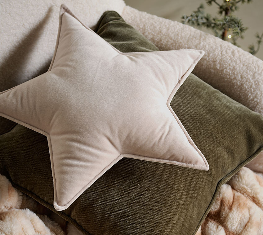 SAGA star shaped cushion, green HORNFIOL chenille cushion and ERANTHIS throw in fake fur Star shaped cushion in velour, green chenille cushion and fake fur throw