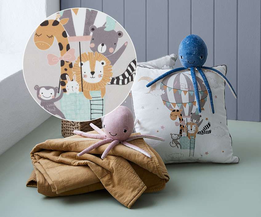 Quilted blanket, children’s cushion and soft toys and insert of motive 