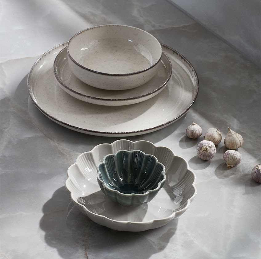 Tableware in porcelain in cream and green nuances
