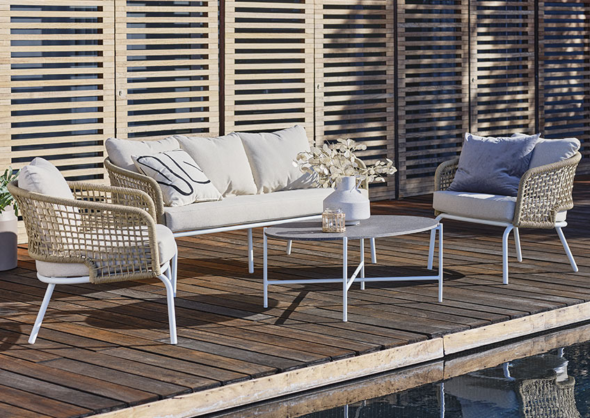 Quick-dry lounge set in natural coloured wicker and off-white cushions