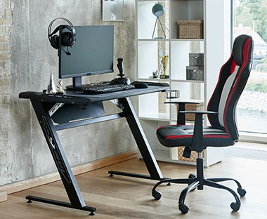 Tyylikäs työpöytä ja ergonominen pelituoli